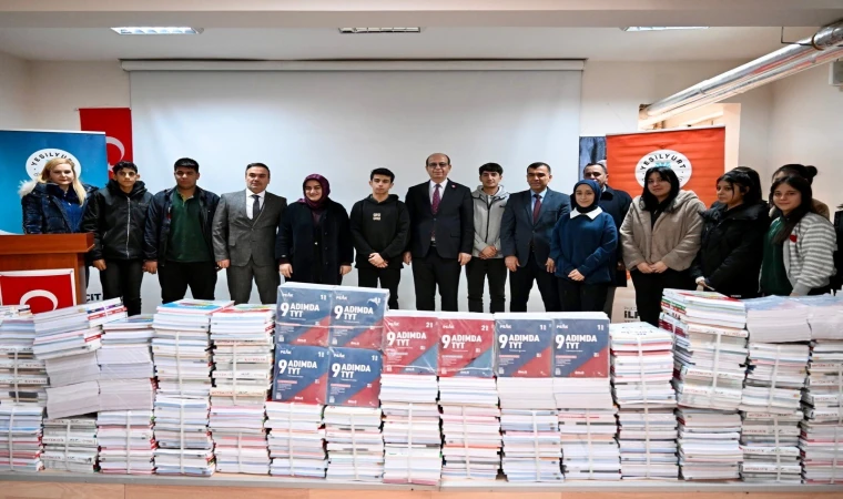 Yeşilyurt Belediyesi’nden öğrencilere TYT-AYT kaynak kitap desteği