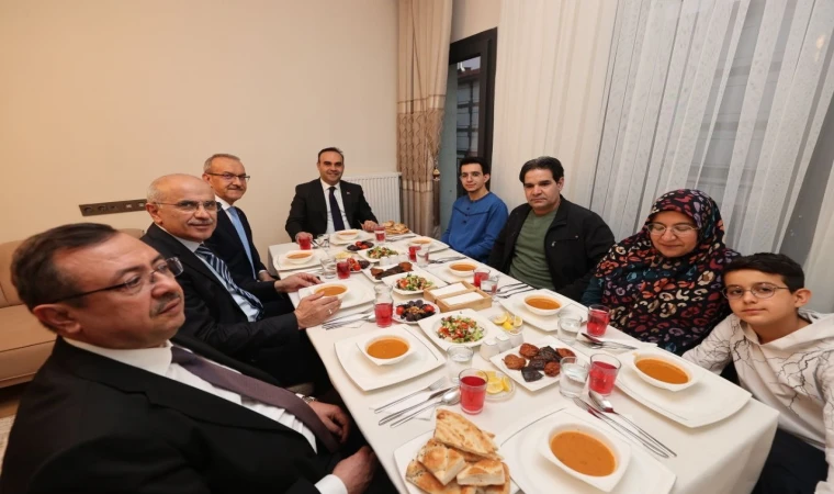 Bakan Kacır Yeni Evine Kavuşan Ailenin İftar Sofrasına Konuk Oldu