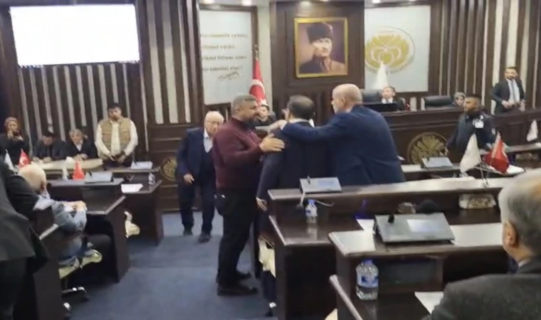 Büyükşehir Meclisi Karıştı: Göçer’in CHP’ye Sert Sözleri Tansiyonu Yükseltti