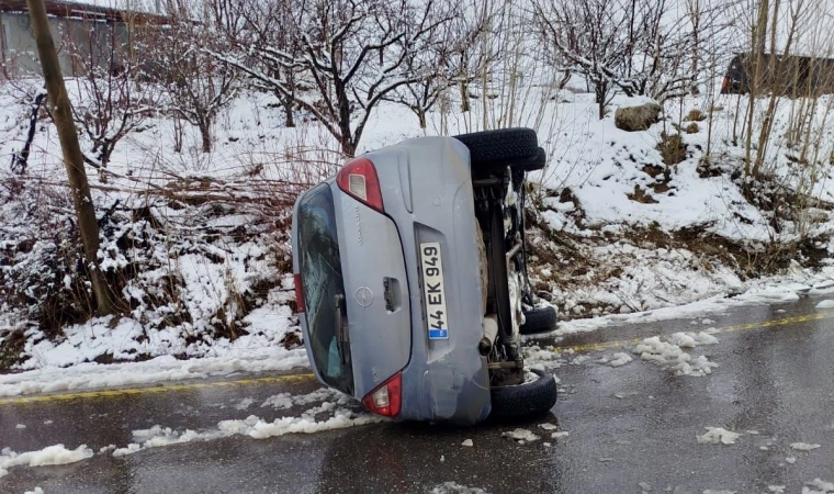 Kar Ve Buzlanma Kazaya Neden Oldu: Otomobil Devrildi