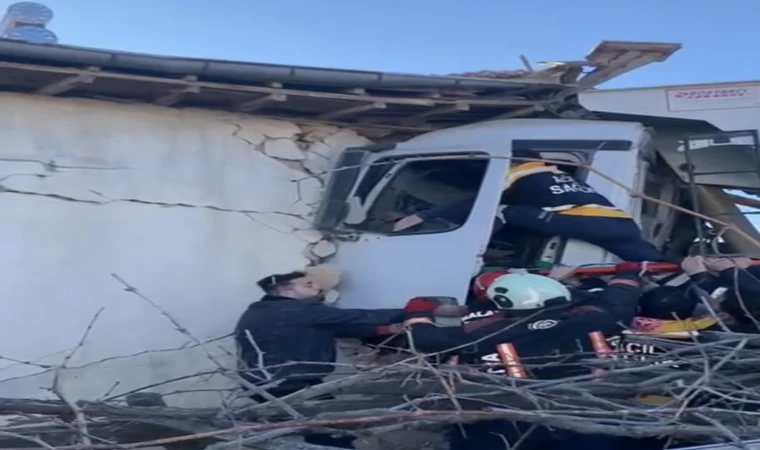 Freni Patlayan Kamyon Eve Girdi: Sürücü Yaralandı