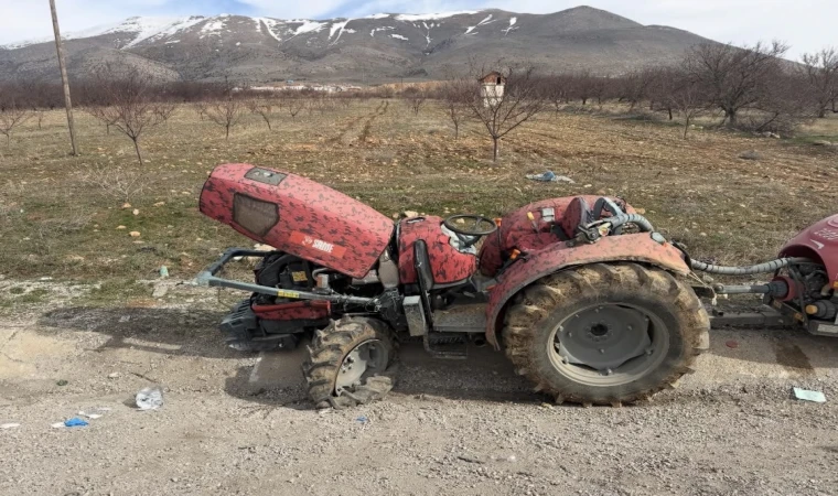 Kontrolden Çıkan Traktör Devrildi: 2 Kişi Yaralandı