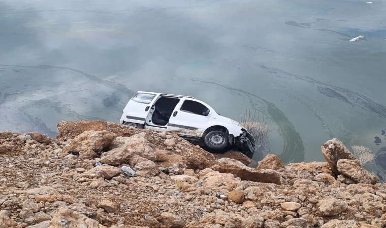 Malatya’da Beylerderesi Göleti’ne doğru yuvarlanan otomobil, suya düşmesine ramak kala durdu