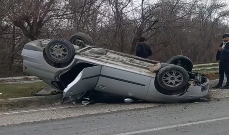 Ters Dönen Otomobildeki 3 Kişi Kazayı Yara Almadan Atlattı