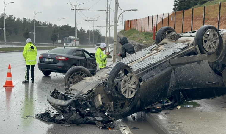 Feci Kazada Hurdaya Dönen Araçlardan Burunları Bile Kanamadan Kurtuldular