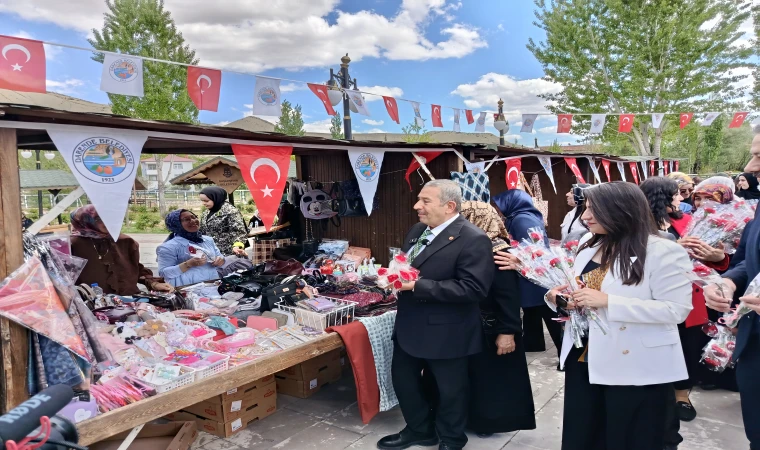 Darende'de Anneler Günü Şenliğine Yoğun İlgi