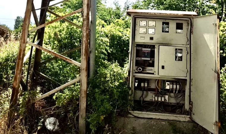 Açık Elektrik Panoları Mahalleliyi Endişelendiriyor