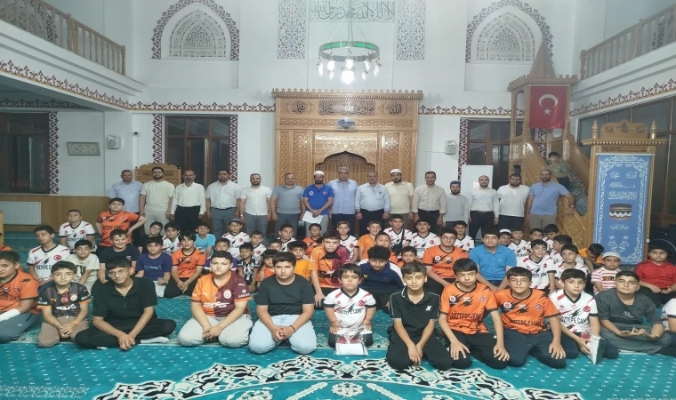 Kur’an Kursu Öğrencilerine Forma Ve Çiğ Köfte İkramı