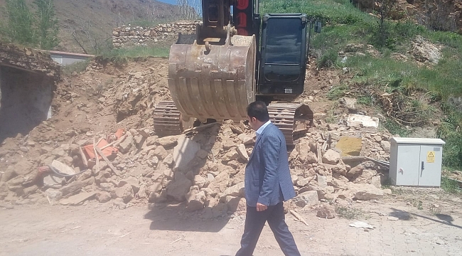Kuluncak İlçe merkezinde kamulaştırılan eski dükkanların ve binaların yıkımı gerçekleştiriliyor. 