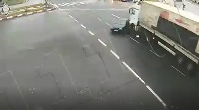 Malatya'da meydana gelen trafik kazaları mobese kameralarına yansıdı 