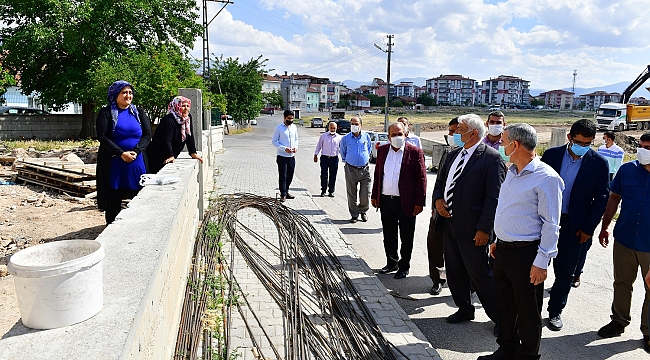 YEŞİLYURT BELEDİYESİ, MELEKBABA MAHALLESİNDE Kİ DEĞİŞİM HİZMETLERİNE DEVAM EDİYOR