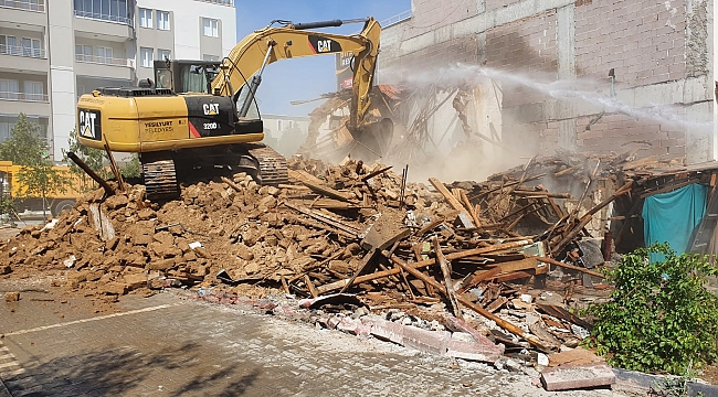 YEŞİLYURT, METRUK EVLERDEN TEK TEK ARINDIRILIYOR