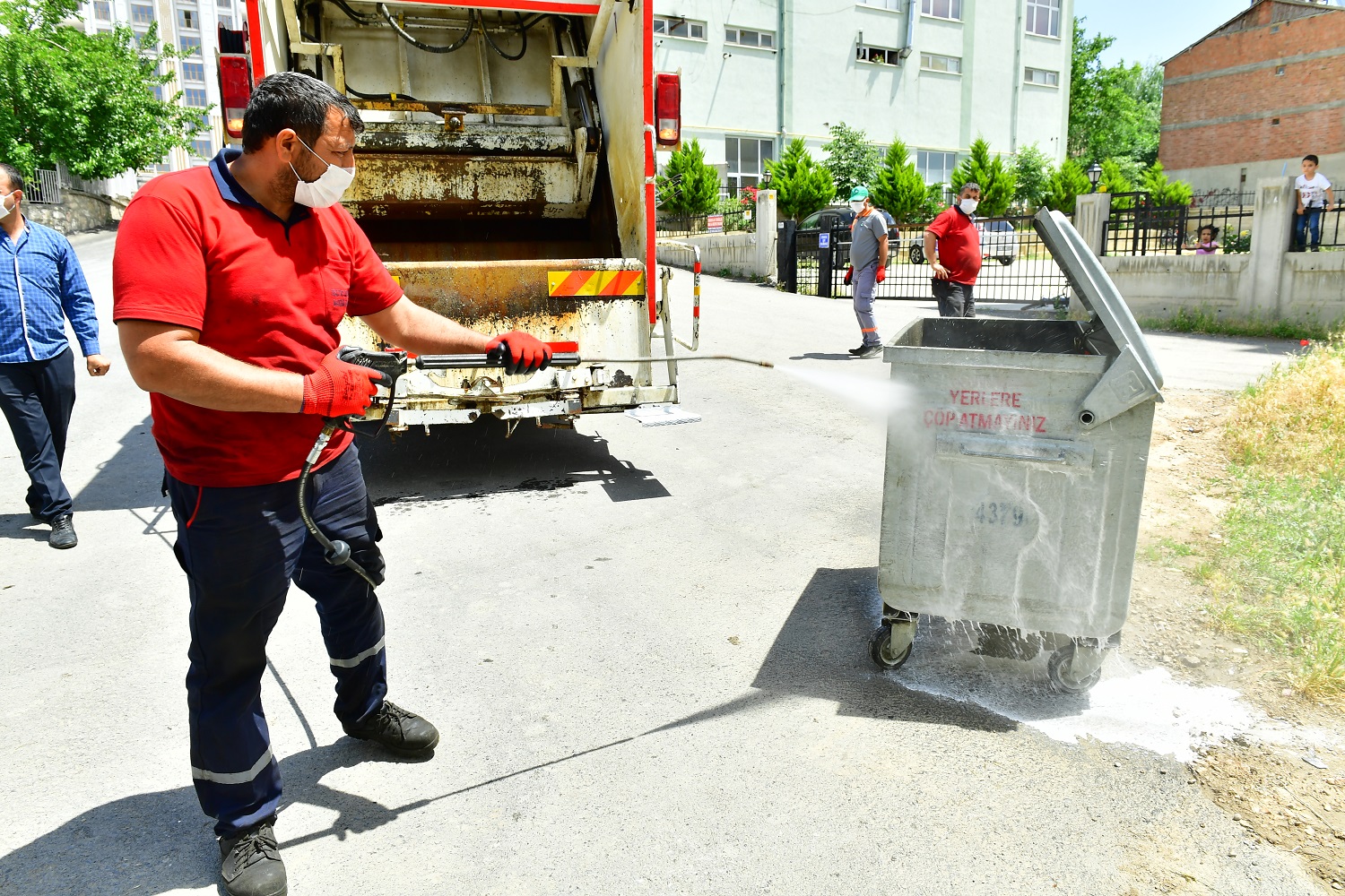 YEŞİLYURT’UN FARKLI NOKTALARINDAKİ GALVANİZLİ ÇÖP KONTEYNIRLARI TEK TEK DEZENFEKTE EDİLİYOR
