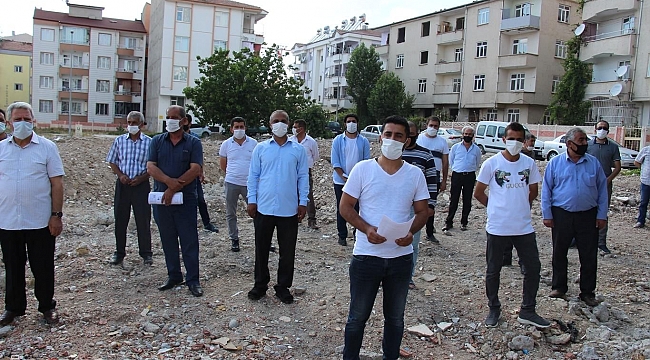 Depremde zarar gören mahalle sakinleri, mağduriyetleri için yetkililere seslendi 