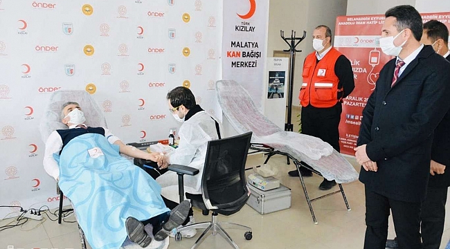 "İyilik kanımızda var" sloganıyla yüzlerce ünite kan toplandı 