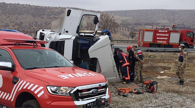 Yan yatan tırın sürücüsü hayatını kaybetti 