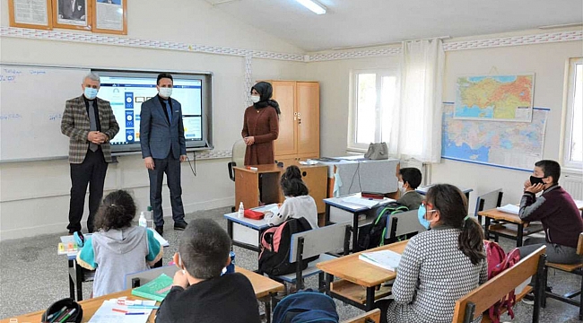 Malatya'da uzaktan eğitime destek için tablet dağıtımı devam ediyor 