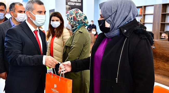 YEŞİLYURT BELEDİYESİ ÜNİVERSİTE SINAVLARINA HAZIRLANAN GENÇLERE KİTAP HEDİYE ETTİ
