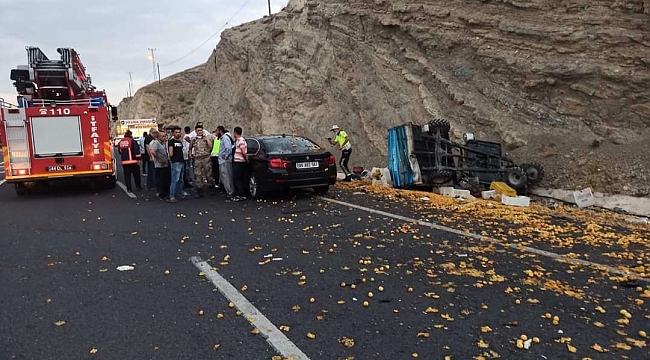 Otomobil kayısı yüklü çapa motoruna çarptı 