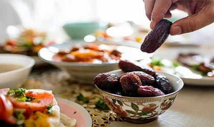 Bu besinler ile oruç tutmak daha rahat olacak!... İftar ve sahur arasında en az 2 litre su