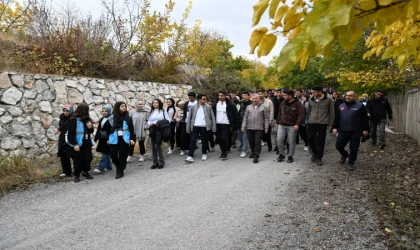 ÜNİVERSİTELİ ÖĞRENCİLER ‘GENÇLERİN KALBİ BURADA ATIYOR’ ETKİNLİĞİYLE YEŞİLYURT’U GEZDİLER