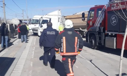 İki kamyon kafa kafaya çapıştı: 1 yaralı