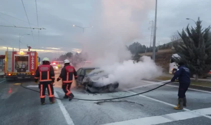 Malatya'da seyir halindeki otomobil alev aldı