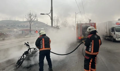 Seyir halindeki motosiklet aniden alev aldı