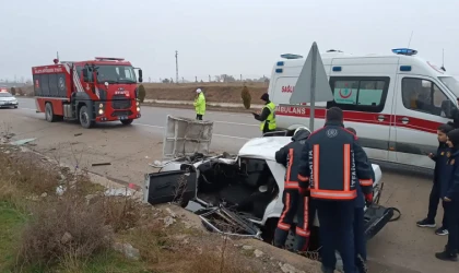 Su tahliye kanalına düşen otomobilde sıkışan sürücü yaralandı