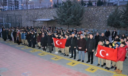 Tüm Okullarımızda Şehitlerimiz İçin Saygı Duruşunda Bulunuldu