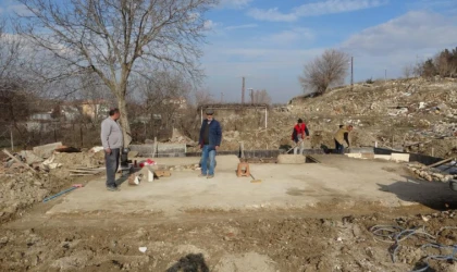 Depremin ayırdığı aile hayata tutunmaya çalışıyor