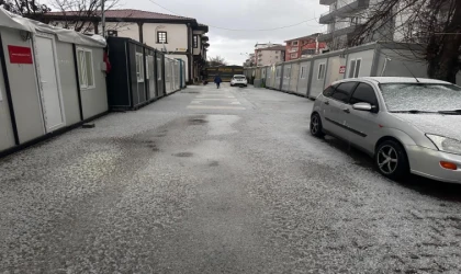 Malatya’da dolu yağışı etkili oldu, yollar beyaza büründü