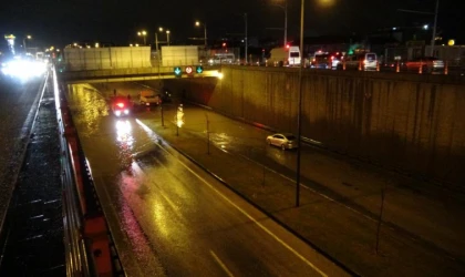 Malatya’da sağanak yolları göle çevirdi