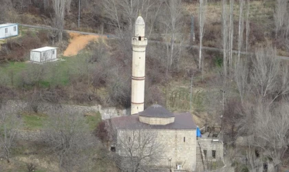 800 yıllık tarihi cami zamana direniyor