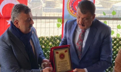 Malatya'da Selahattin Gürkan'a Plaket