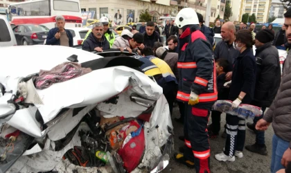 Zincirleme kazada can pazarı: 1’i ağır 5 yaralı