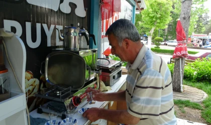 Depremzede baba oğulun konteynerde ekmek mücadelesi