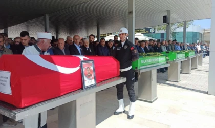 Kaza kurbanı polis memuru ve ailesi son yolculuğuna uğurlandı