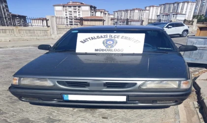 Yardım etmek istediği komşusu aracını gasp etti