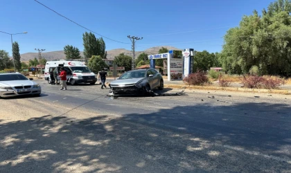 Malatya'da 2 otomobil çarpıştı: 3 yaralı