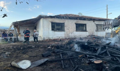 Depoda çıkan yangında tonlarca odun yandı