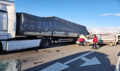 Malatya'da tır ile kamyonet çarpıştı: 1 ölü, 1 yaralı