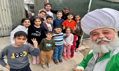 Evde tiyatro etkinliğiyle özel çocukların yüzü gülüyor