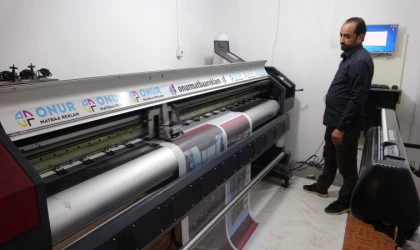 Malatya’da depremde iş yeri yıkılan esnaf, atölyeye çevirdiği evinde üretime devam ediyor