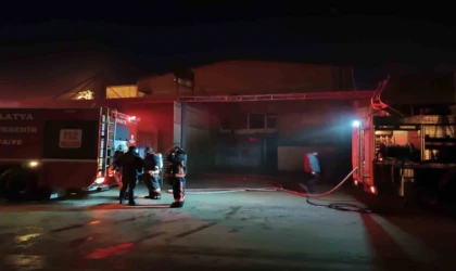 Malatya’da park halindeki 2 araç yanarak kullanılamaz hale geldi