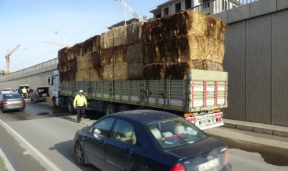 Malatya'da şaftı kırılan tır trafiği kilitledi