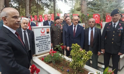 Malatya'da şehitlikte buruk bayramlaşma