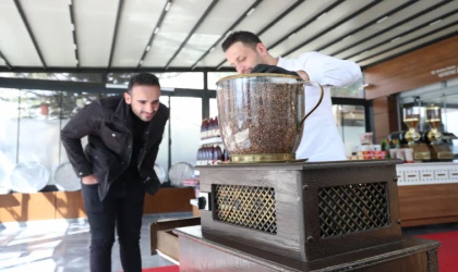 Elazığ'da 100 yıllık kahve makinesi dikkat çekiyor