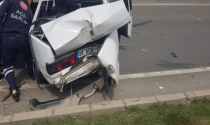 Malatya'da çekici ile çarpışan Tofaş kağıt gibi ezildi: 8 yaralı