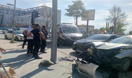 Malatya'da iki araç çarpıştı: 3 yaralı